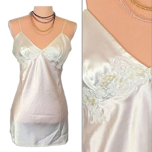Victoria's Secret 1999 White Satin Pearl Sequin Applique Short Bridal Slip Small - Picture 1 of 17